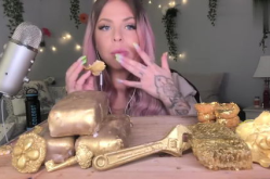 小姐姐吃金色食品的视频,小姐姐挑战尝鲜，美味瞬间引爆味蕾