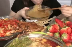 小姐姐吃橙色系美食图片,小姐姐畅享缤纷橙色美食盛宴”