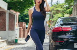 漂亮的瑜伽服小姐姐图片,时尚与健康的完美融合