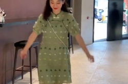 90后小姐姐穿红裙,90后小姐姐红裙风采