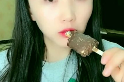 杀手小姐姐吃巧克力图片,杀手小姐姐的甜蜜瞬间