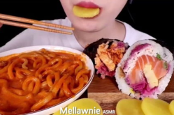 小姐姐吃中国宽粉条子,小姐姐的独特宽粉条子体验