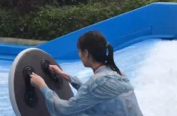 穿工装冲浪的小姐姐图片,冲浪小姐姐演绎时尚与活力的完美融合