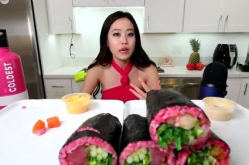 话痨小姐姐吃寿司卷,话痨小姐姐的寿司卷美食之旅