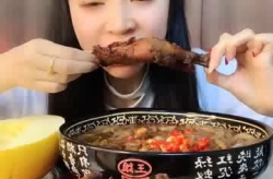 小姐姐吃鸡腿和辣椒吗,小姐姐挑战吃鸡腿与辣椒的双重刺激